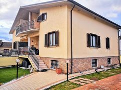 Casa Bi/Trifamiliare in Residenziale