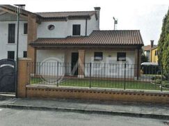 Casa Bi/Trifamiliare in Residenziale