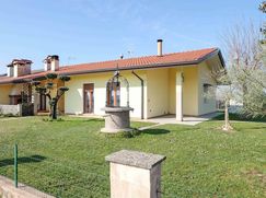 Casa Bi/Trifamiliare in Residenziale