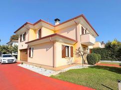 Casa Bi/Trifamiliare in Residenziale