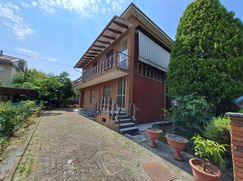 Casa Bi/Trifamiliare in Residenziale