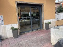 Attività/Licenza (con o senza mura) in Commerciale