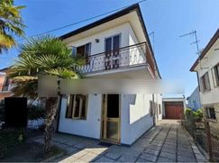 Casa Bi/Trifamiliare in Residenziale