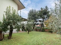 Casa Bi/Trifamiliare in Residenziale