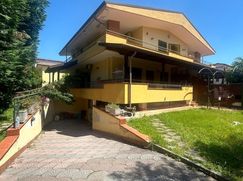 Casa Bi/Trifamiliare in Residenziale