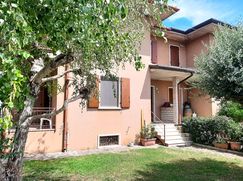 Casa Bi/Trifamiliare in Residenziale