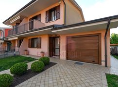 Casa Bi/Trifamiliare in Residenziale