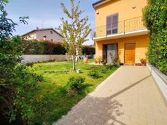 Casa Bi/Trifamiliare in Residenziale