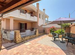 Casa Bi/Trifamiliare in Residenziale