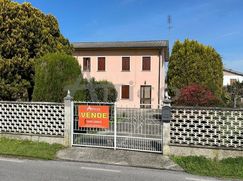 Casa Bi/Trifamiliare in Residenziale