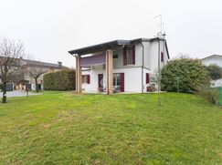 Casa Bi/Trifamiliare in Residenziale