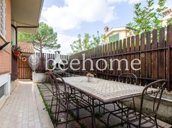 Casa Bi/Trifamiliare in Residenziale