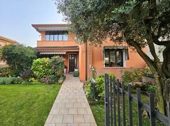 Casa Bi/Trifamiliare in Residenziale