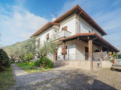 Casa Bi/Trifamiliare in Residenziale