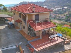 Casa Bi/Trifamiliare in Residenziale