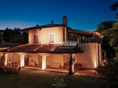 Casa Bi/Trifamiliare in Residenziale