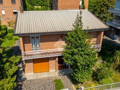 Casa Bi/Trifamiliare in Residenziale