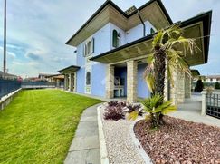 Casa Bi/Trifamiliare in Residenziale