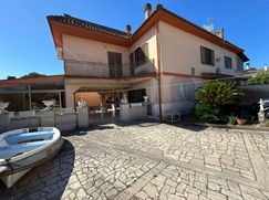 Casa Bi/Trifamiliare in Residenziale