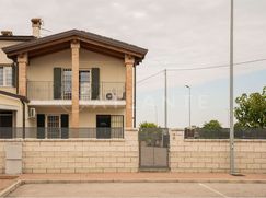 Casa Bi/Trifamiliare in Residenziale