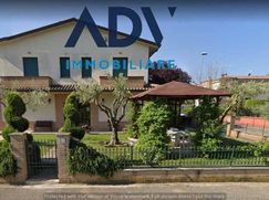 Casa Bi/Trifamiliare in Residenziale