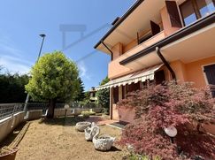 Casa Bi/Trifamiliare in Residenziale