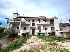 Casa Bi/Trifamiliare in Residenziale
