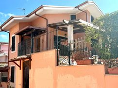 Casa Bi/Trifamiliare in Residenziale