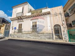 Casa Bi/Trifamiliare in Residenziale