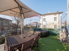 Casa Bi/Trifamiliare in Residenziale