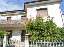 Casa Bi/Trifamiliare in Residenziale