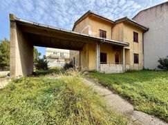 Casa Bi/Trifamiliare in Residenziale