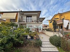 Casa Bi/Trifamiliare in Residenziale