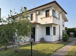 Casa Bi/Trifamiliare in Residenziale