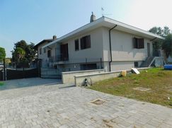 Casa Bi/Trifamiliare in Residenziale