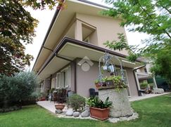 Casa Bi/Trifamiliare in Residenziale
