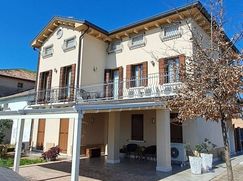 Casa Bi/Trifamiliare in Residenziale