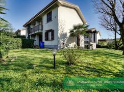 Casa Bi/Trifamiliare in Residenziale
