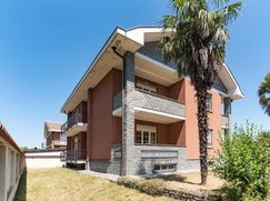 Casa Bi/Trifamiliare in Residenziale
