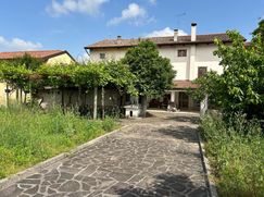 Casa Bi/Trifamiliare in Residenziale