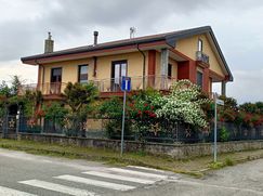 Casa Bi/Trifamiliare in Residenziale