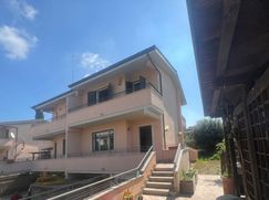 Casa Bi/Trifamiliare in Residenziale