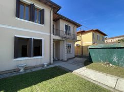 Casa Bi/Trifamiliare in Residenziale