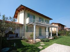 Casa Bi/Trifamiliare in Residenziale