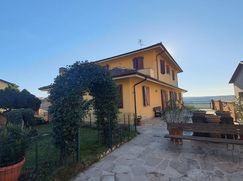 Casa Bi/Trifamiliare in Residenziale