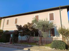 Casa Bi/Trifamiliare in Residenziale