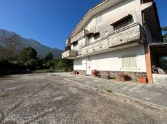 Casa Bi/Trifamiliare in Residenziale