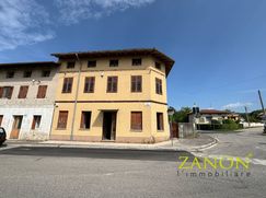 Casa Bi/Trifamiliare in Residenziale