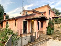 Casa Bi/Trifamiliare in Residenziale