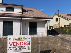 Casa Bi/Trifamiliare in Residenziale